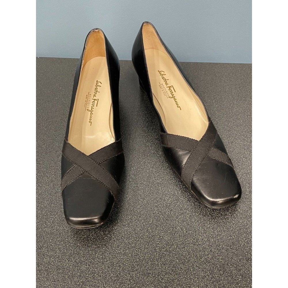 Salvatore Ferragamo Womens Black Leather Pumps Size 9 AAA (28677)